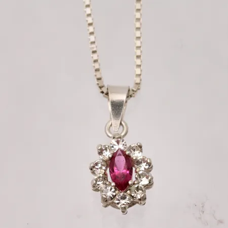 Hänge med kedja mått 8x17,4mm, kubik zirkonia stenar en rosa 10st vita, kedja 40-43cm ankar, bredd 1,2mm, 925/1000, 3,02g.