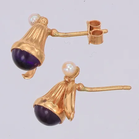 Ett par örhängen lila stenar odlade saltvattenpärlor 12mm, ena stenen sprucken, en stopp saknas, 18K Vikt: 2,6 g