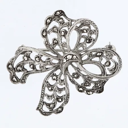 Brosch med markasiter, längd ca 3,5cm, 830/1000 silver Vikt: 6,7 g