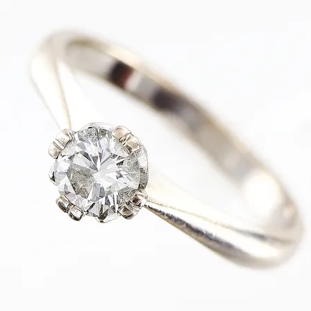Ring diamant 0,42ct enligt gravyr stl:17½ bredd 2,5-6mm vitguld i behov av rodiering 18K.  Vikt: 3,7 g