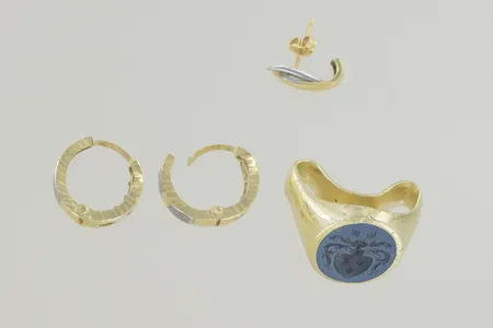 Ring defekt + 1 par örhängen 14k 11,5 gr + 1 singelörhänge 18k 0,5 gr Vikt: 12 g