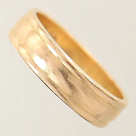Ring stl:17½ bredd 5,2mm repig, gravyr 18K Vikt: 5 g