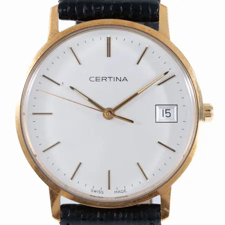 Herrur Certina guld 18K quartz 33,5mm, datum, plexiglas, svart läderband, gravyr. Går ej - Batteribyte krävs? Bruttovikt: 29,0g. 