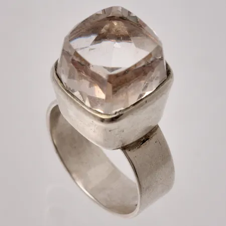 Ring stl:16¼, bredd 6-13,2mm, vit sten 11,5x11,5mm, höjd 12,7mm, silver 835/1000, 7,62g.