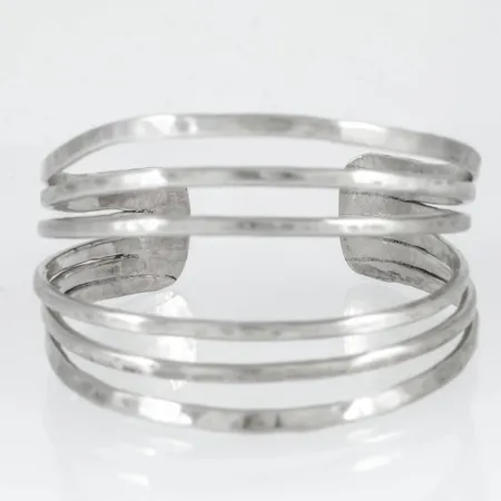 Stelt, matterat armband i silver. Innermått 15,5 + 2,5 cm öppning, bredd 21,5 - 47 mm, vikt 61,8g. Otydligt stämplat 925.