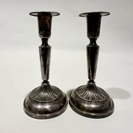 Ett par ljusstakar från 1962 tillverkad av Carlssons Guldsmedsverkstad K E höjd:15,5cm fylld botten silver bruttovikt 400,3g Vikt: 400,3 g