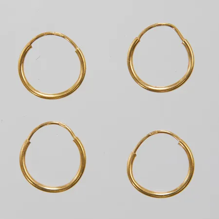 4 Örhängen creoler, Ø10mm, bredd: 1,1mm, ett något skevt, 18K Vikt: 0,4 g