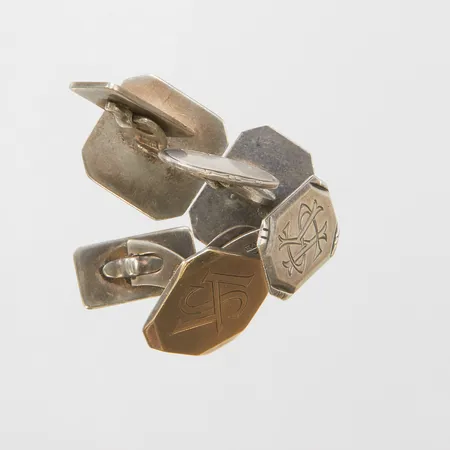 Två par manschettknappar, monogram, silver Vikt: 21,3 g