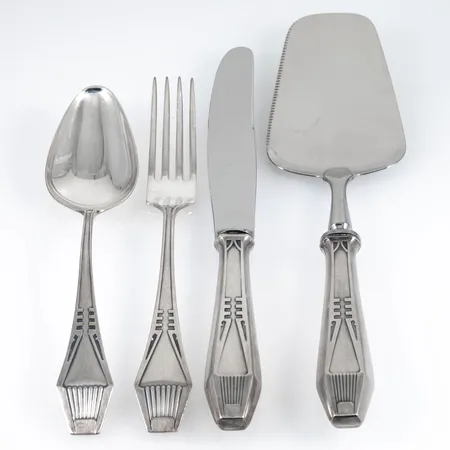 Matsilver ur Suomiserien: 6 gafflar 172 mm, 6 skedar 170 mm, 6 knivar med rostfria blad 210 mm, en tårtspade med rostfritt blad 228 mm. Bruttovikt 830g varav fyllda delar med rostfria blad 430g. Finska kontrollstämplar från 1980-90-talen. Bruksskick.