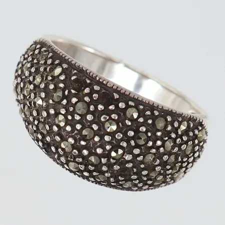 Ring med markasiter stl:18½ bredd 3,2-12,5mm Silver 925/1000. Vikt: 6,1 g