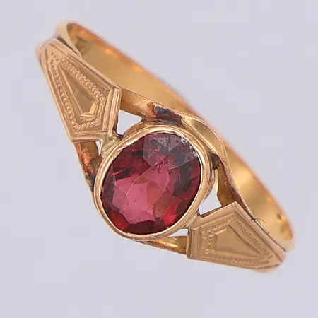 Ring röd sten stl:18¼ år 1918, 18K Vikt: 1,8 g