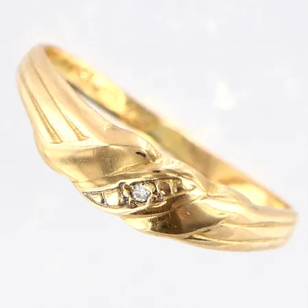 Ring med diamant 0,01ct stl:16½, bredd 2-5mm, skev skena, 18K Vikt: 1,1 g
