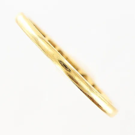 Ring slät stl:18, bredd 1,5mm, gravyr, tunna repor, 20K  Vikt: 2 g