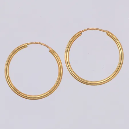 Ett par örhängen 21mm bredd 1,5mm, 18K Vikt: 0,7 g