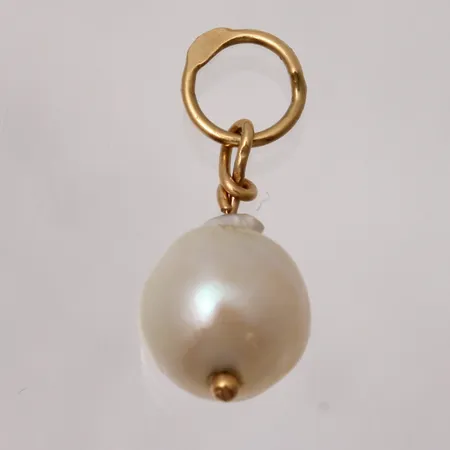 Hänge odlad pärla mått 6,8x16,6mm, 18K, 0,57g.