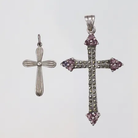 2 Hängen kors, längd 25-50mm, bredd 16-30mm, 835/1000 silver Vikt: 7,6 g
