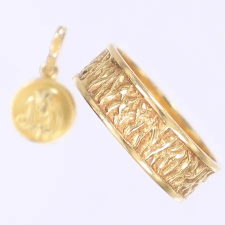 Diverse guld bl a ring från Finland gravyrer 18K Vikt: 4,8 g