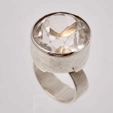 Ring stl:14¾, bredd 6,3-16,9mm, vit sten Ø15,5mm, höjd 13mm, HANSEN, 1967, silver 835/1000, 8,65g.