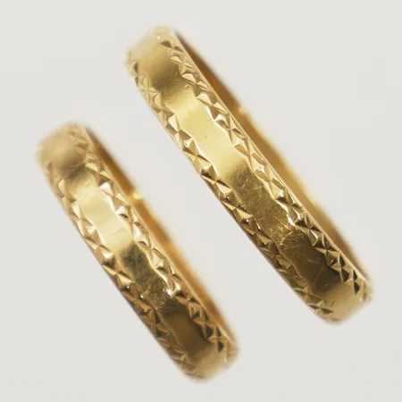 Två ringar släta gravyr 18K Vikt: 6,1 g