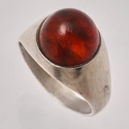 Ring stl:18, bredd 3,4-13mm, bärnstens liknande sten, Ø11mm, silver 925/1000, 3,84g.