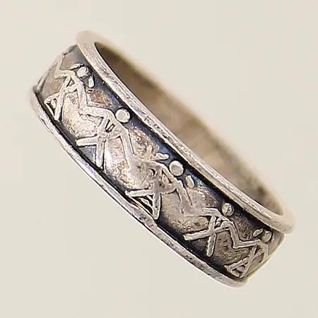 Ring med dekor stl:16¼ bredd 5,5mm skev skena silver 830/1000 Vikt: 3,5 g