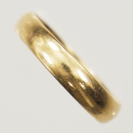 Ring stl 21¼ bredd 4,4mm, personlig gravyr, 18K Vikt: 4,4 g
