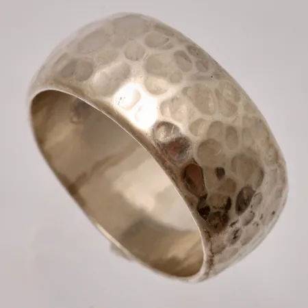 Ring stl:20¾, bredd 10,4mm, hamrad, silver 925/1000, 12,11g.