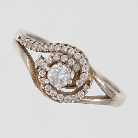 Ring med vita stenar stl:18¾ bredd 1,5-10mm Silver 925/1000. Vikt: 2,9 g