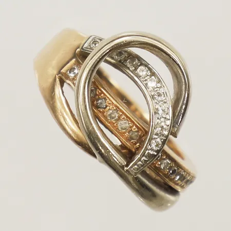Ring med vita stenar stl: 18 bredd 14,4mm, smärre bucklor, repor, tvåfärgad 14K Vikt: 6 g