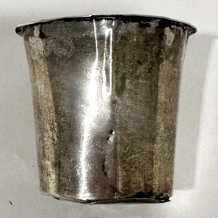 Bägare tillverkad år 1831 höjd 44mm slitage skador botten gravyr silver Vikt: 16,6 g