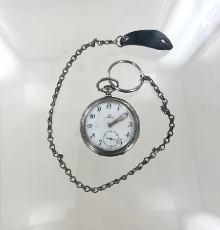 Fickur Omega diam 50 mm, gå ej/löst glas/kedjametall, silver Vikt: 110,1 g