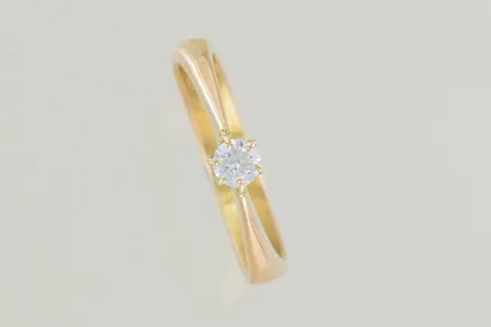 Ring med sten stl:19 bredd 4 mm, graverad 18K Vikt: 4,8 g