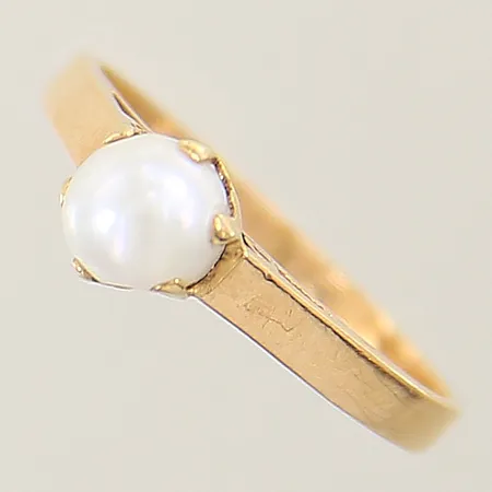 Ring med mönstrad dekor samt odlad saltvattenpärla Ø5,6mm stl:16¾ bredd 1,9-6,1mm 18K Vikt: 2,7 g