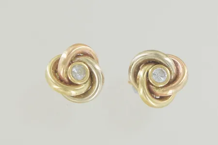 Ett par örhängen med sten, bredd 7 mm,18K Vikt: 0,9 g
