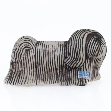 Figurin Skyeterrier Lisa Larson ur serien Kennel för Gustavsberg 1972-1983, höjd ca 6cm, längd ca 11,5cm, etikettmärkt.