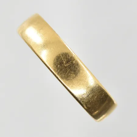 Ring Schalin stl:19, bredd 5mm, gravyr, 18K. Vikt: 6,6 g