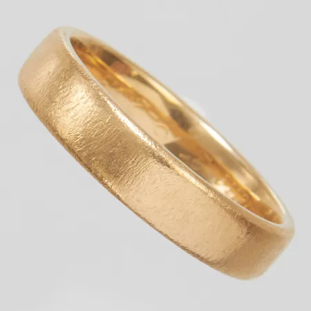 Ring slät matterad stl:19½, bredd: 5mm, kupad insida, personlig gravyr, Schalins, 18K Vikt: 8,2 g