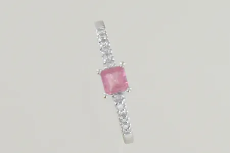 Ring med diamanter 12x0,01ct + rosa sten stl:19, 18k Vikt: 2 g