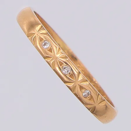 Ring slät stl:16, skev, gravyr, 18K Vikt: 1,9 g