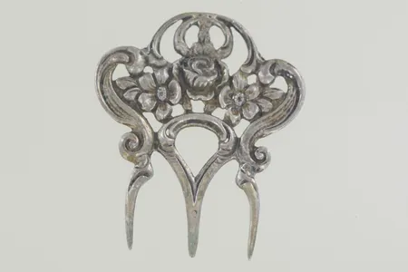 Hårspänne/Kam till folkdräkt! 60-tal höjd 4,5 cm bredd 4 cm, silver Vikt: 6,8 g