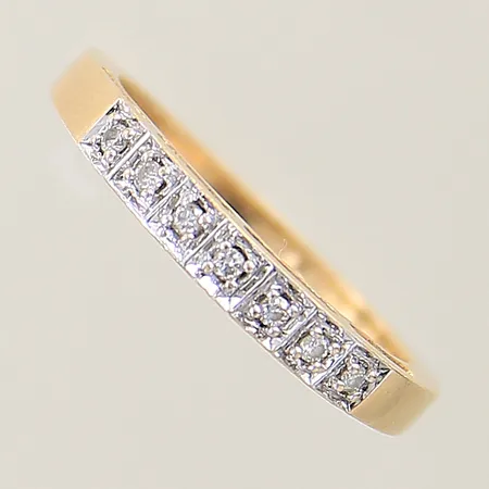 Ring med diamanter 7 x ca 0,01ct GHA stl:17½ bredd 1,7mm 18K Vikt: 3 g