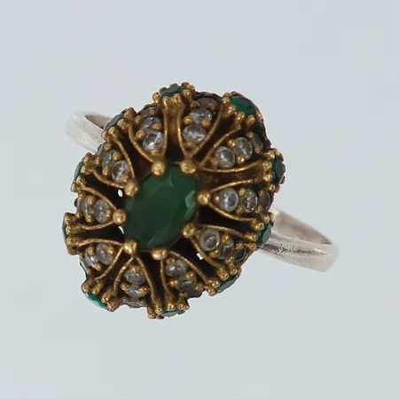 Ring med gröna stenar stl:19½ bredd 1,7-175mm, något skev, Silver 925/1000. Vikt: 4,8 g