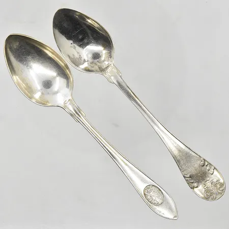 2 mindre skedar, olika modeller, längd ca 13cm, tillverkade 1842-1928, silver. Vikt: 24,3 g
