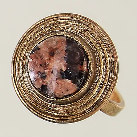 Ring med rhodonit samt mönstrad dekor Kalevala Koru stl:17 bredd 2,6-18,4mm, nagg, brons