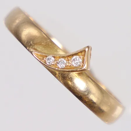 Ring med diamanter tot ca 0,035ct, stl:19, bredd 3-7mm, gravyr, 18K Vikt: 3,1 g