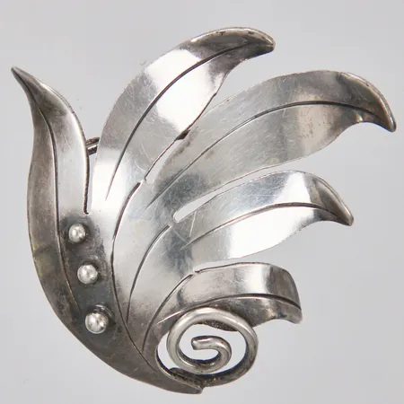 Brosch Victor "Vicson" Janson år 1957 längd: ca 4cm bredd: ca 40mm silver 830/1000 Vikt: 7,4 g
