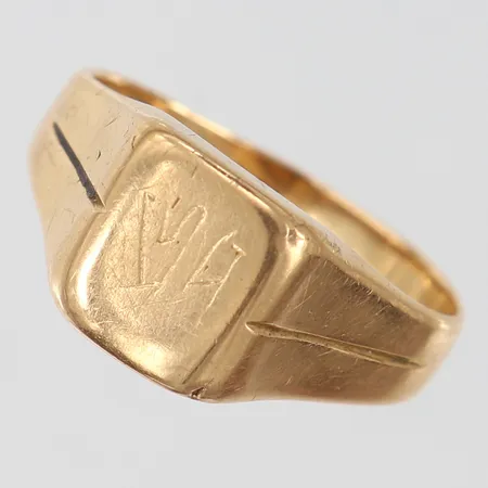 Klackring med svag monogram stl:18¾ bredd 3-10mm bucklig/skev 18K. Vikt: 4,5 g