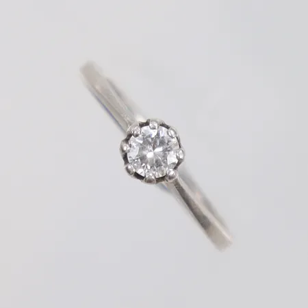 Ring med vit sten, stl:16¾, bredd 2-5mm, 925/1000 silver Vikt: 1,5 g