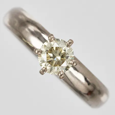 Ring med diamant ca 1x0,60ct cape V/S stl: ca 17¼ bredd: ca 4mm vitguld 18K Vikt: 5,1 g