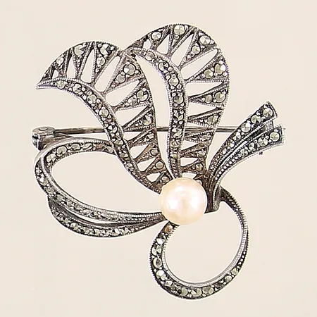 Brosch med markasiter samt odlad pärla Ø6,5mm, 39,3-33,8mm, 4 markasiter saknas, silver 835/1000 Vikt: 7,2 g
